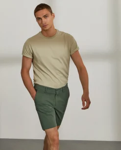 Bermudas em sarja com bolsos