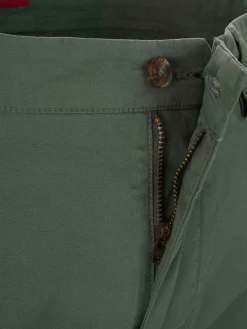 Bermudas em sarja com bolsos