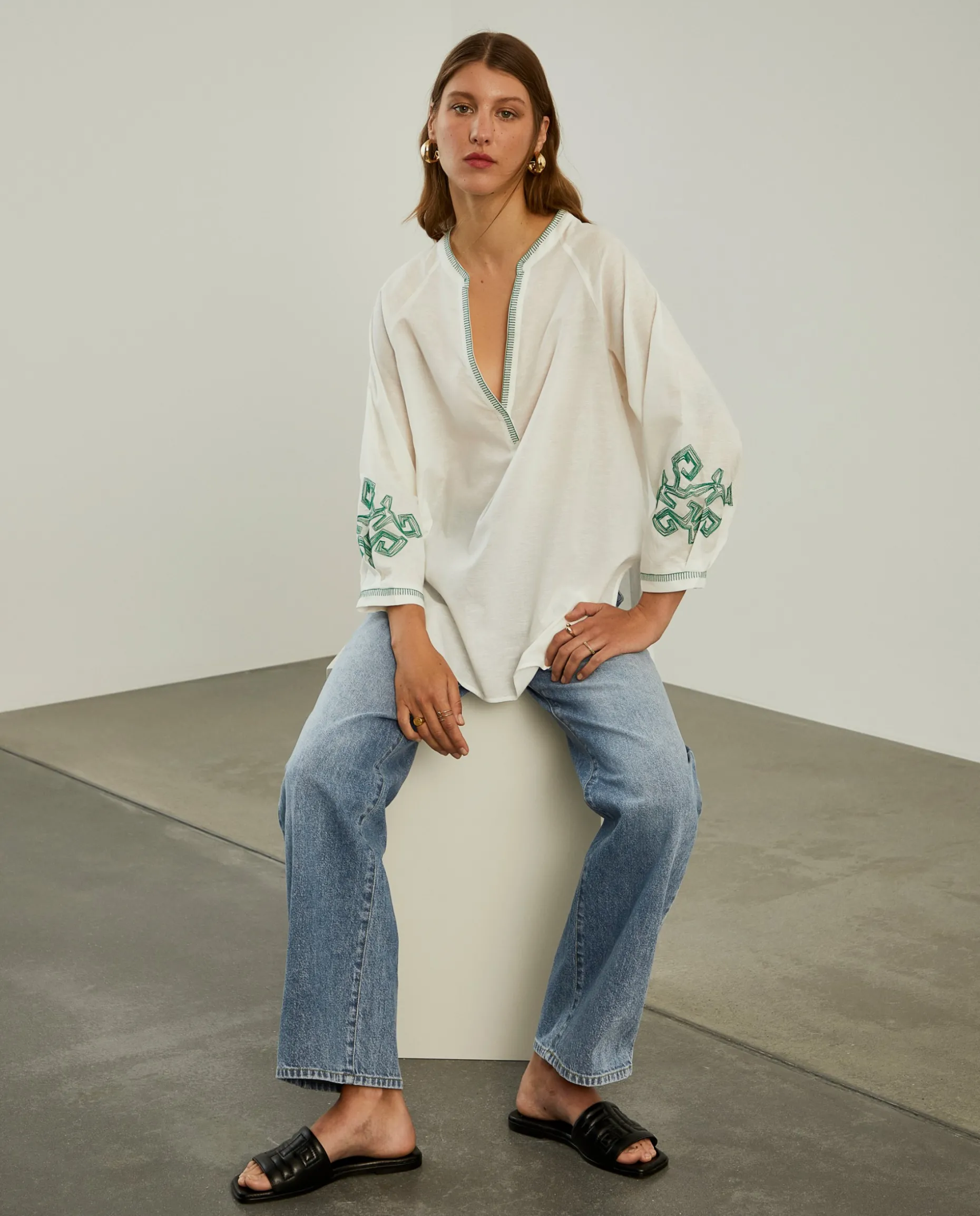 Blusa decote em V com bordado