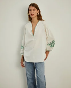 Blusa decote em V com bordado