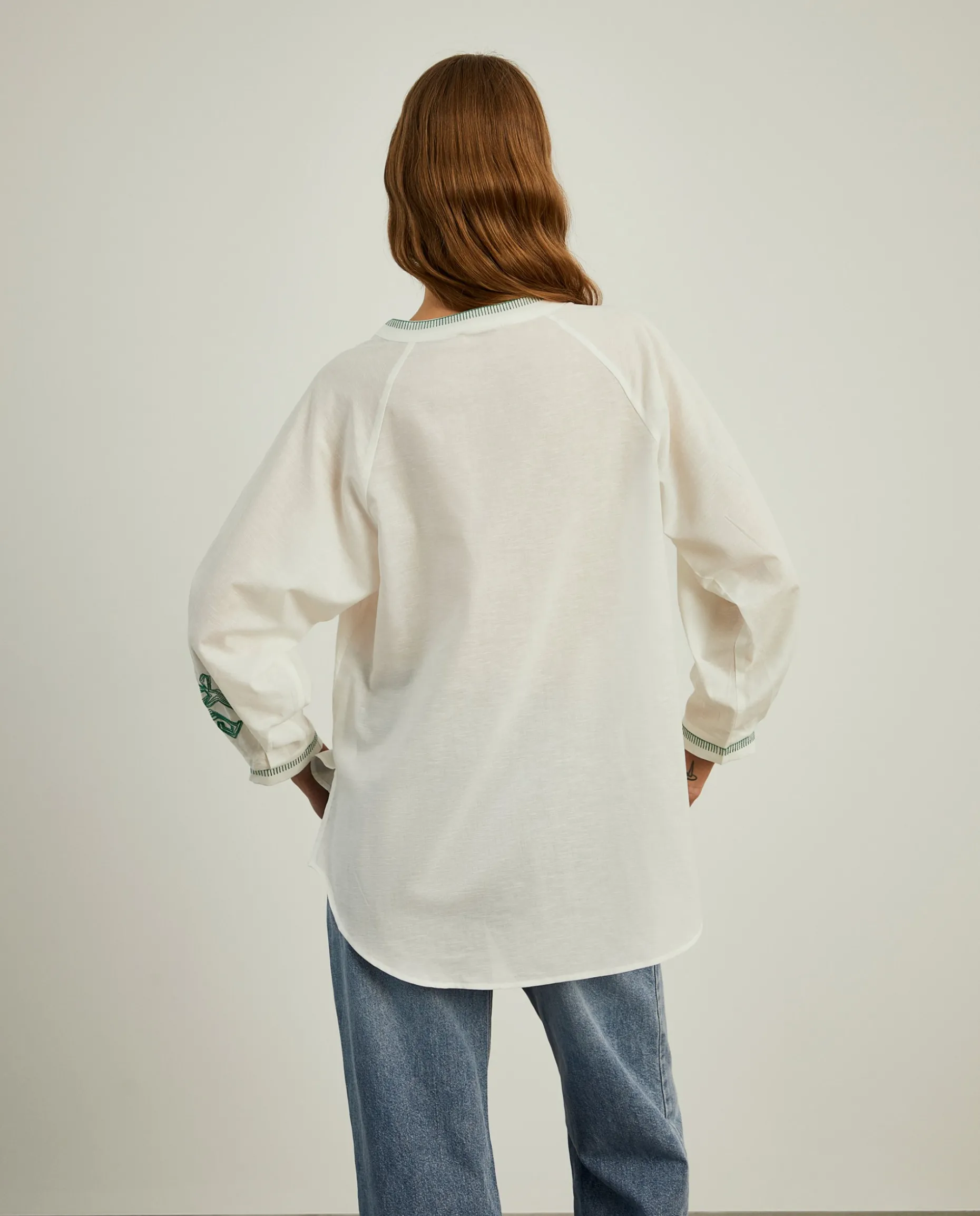 Blusa decote em V com bordado