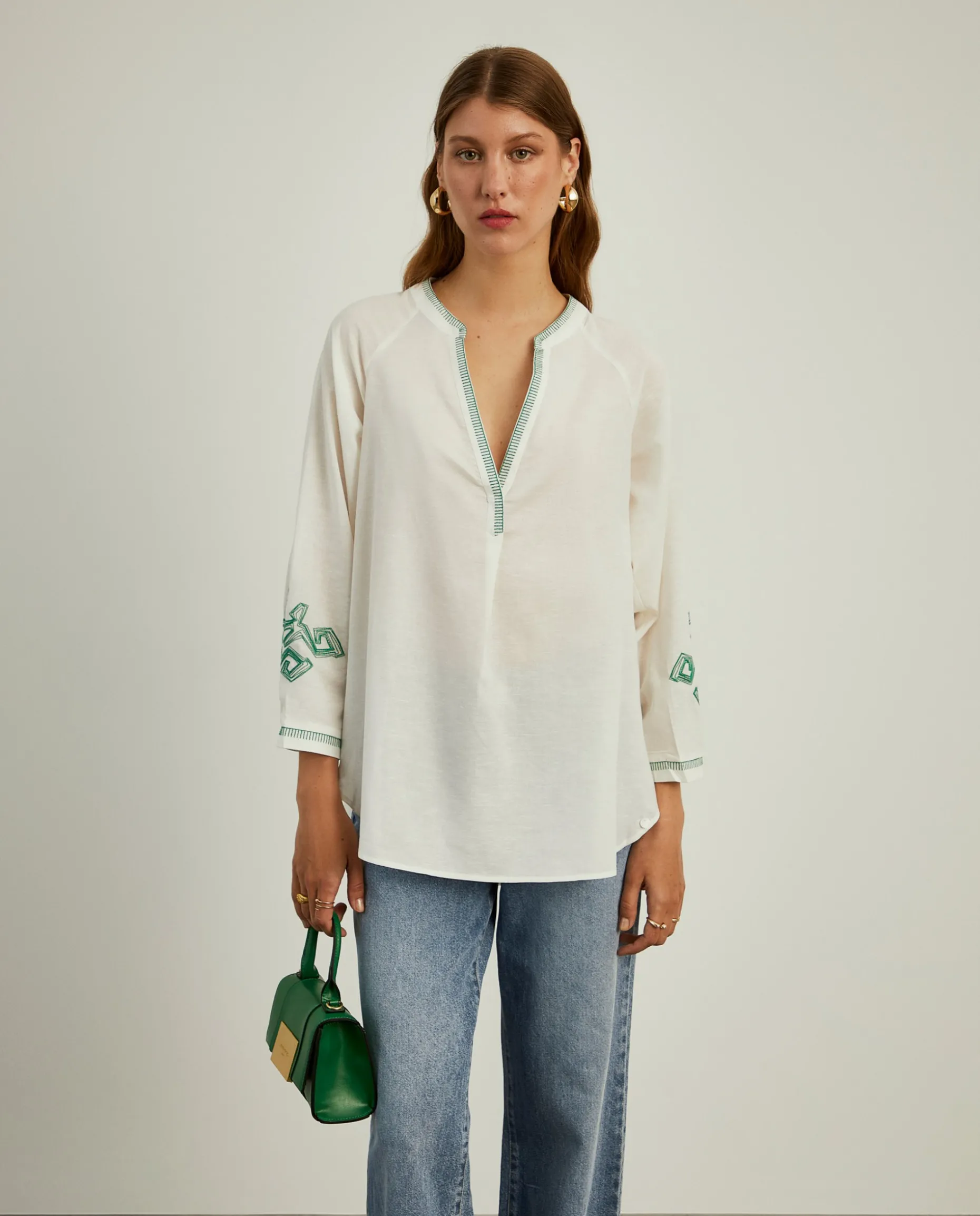 Blusa decote em V com bordado