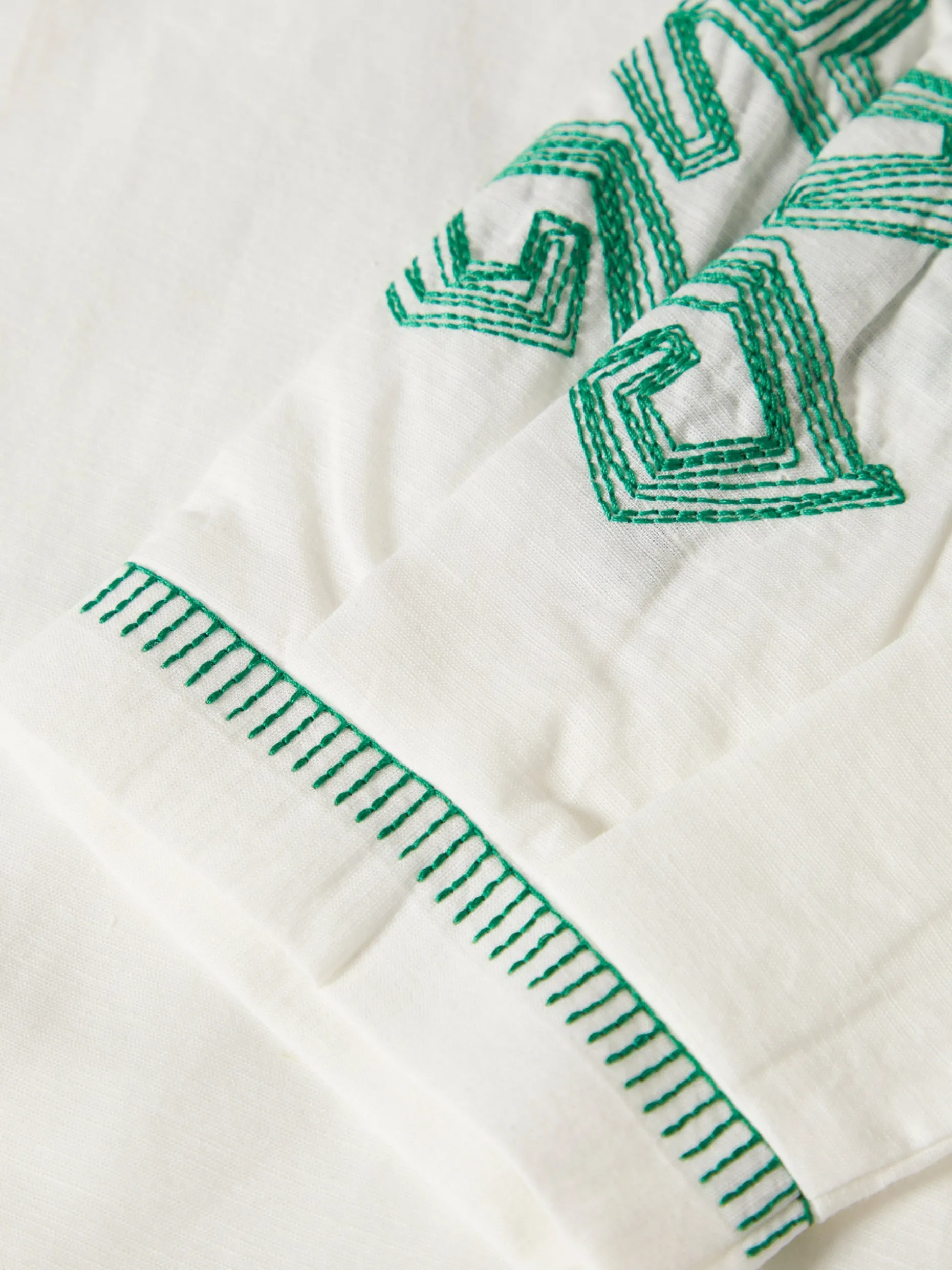 Blusa decote em V com bordado