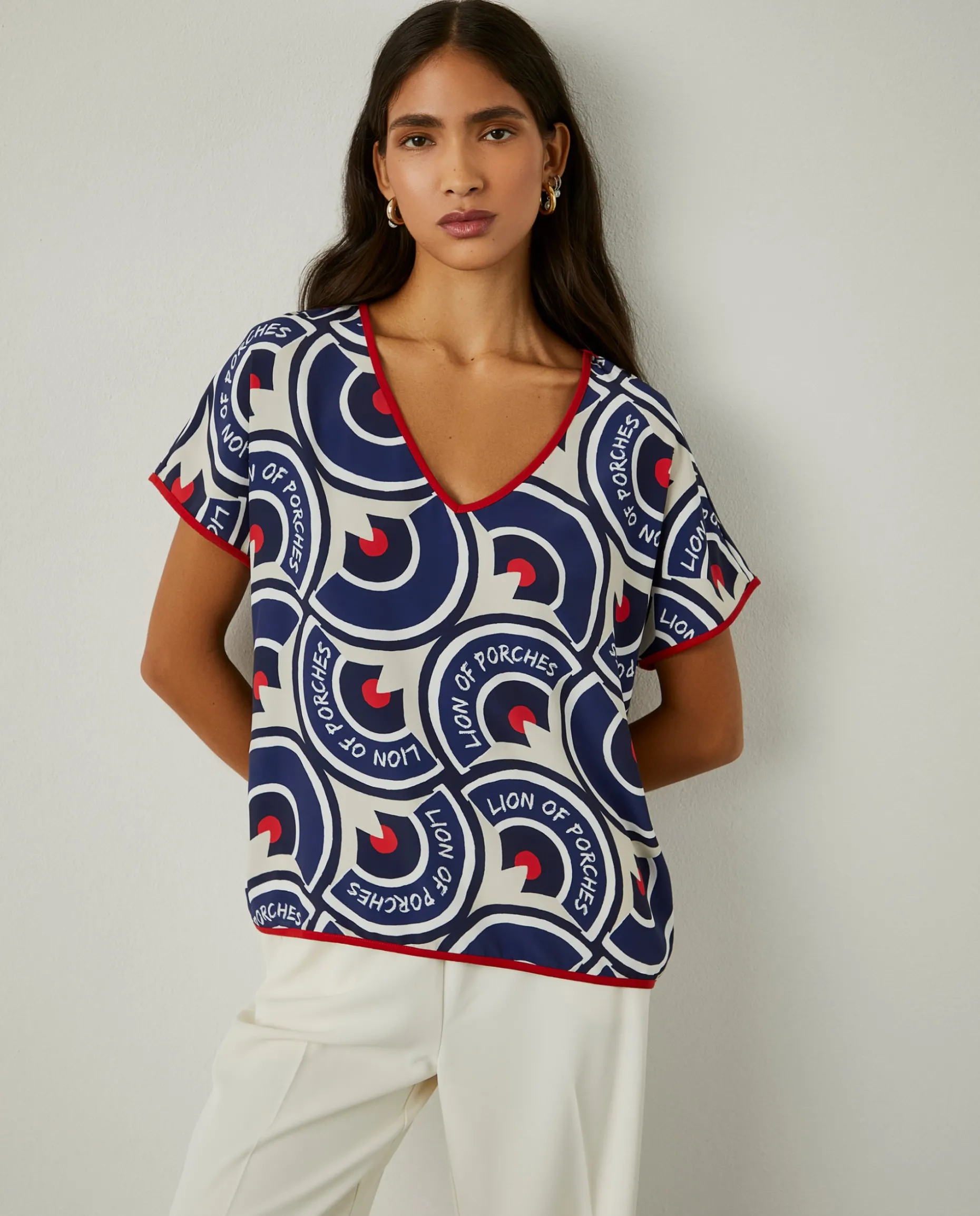 Blusa decote em V com padrão geométrico