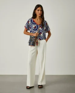 Blusa decote em V com padrão geométrico