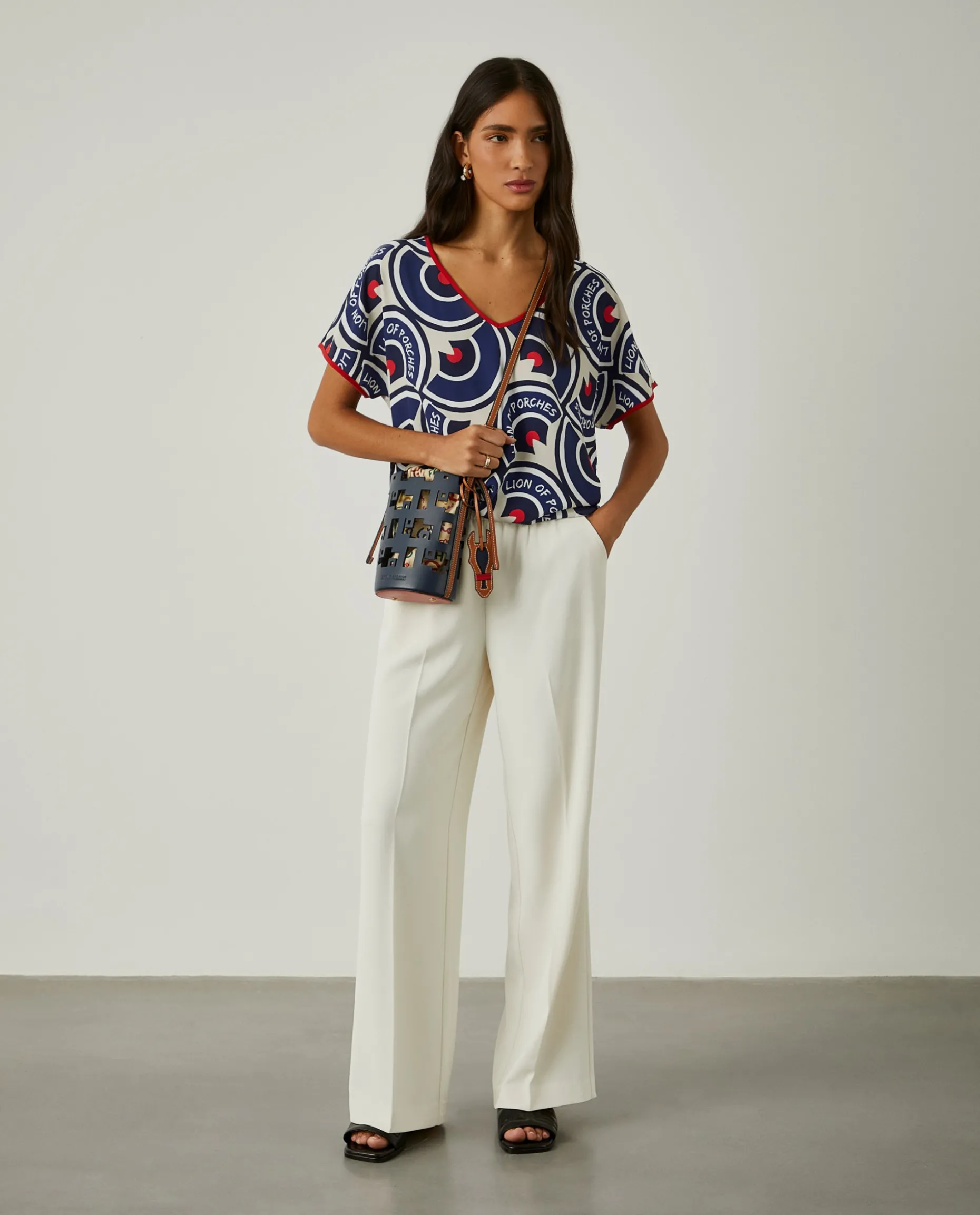 Blusa decote em V com padrão geométrico