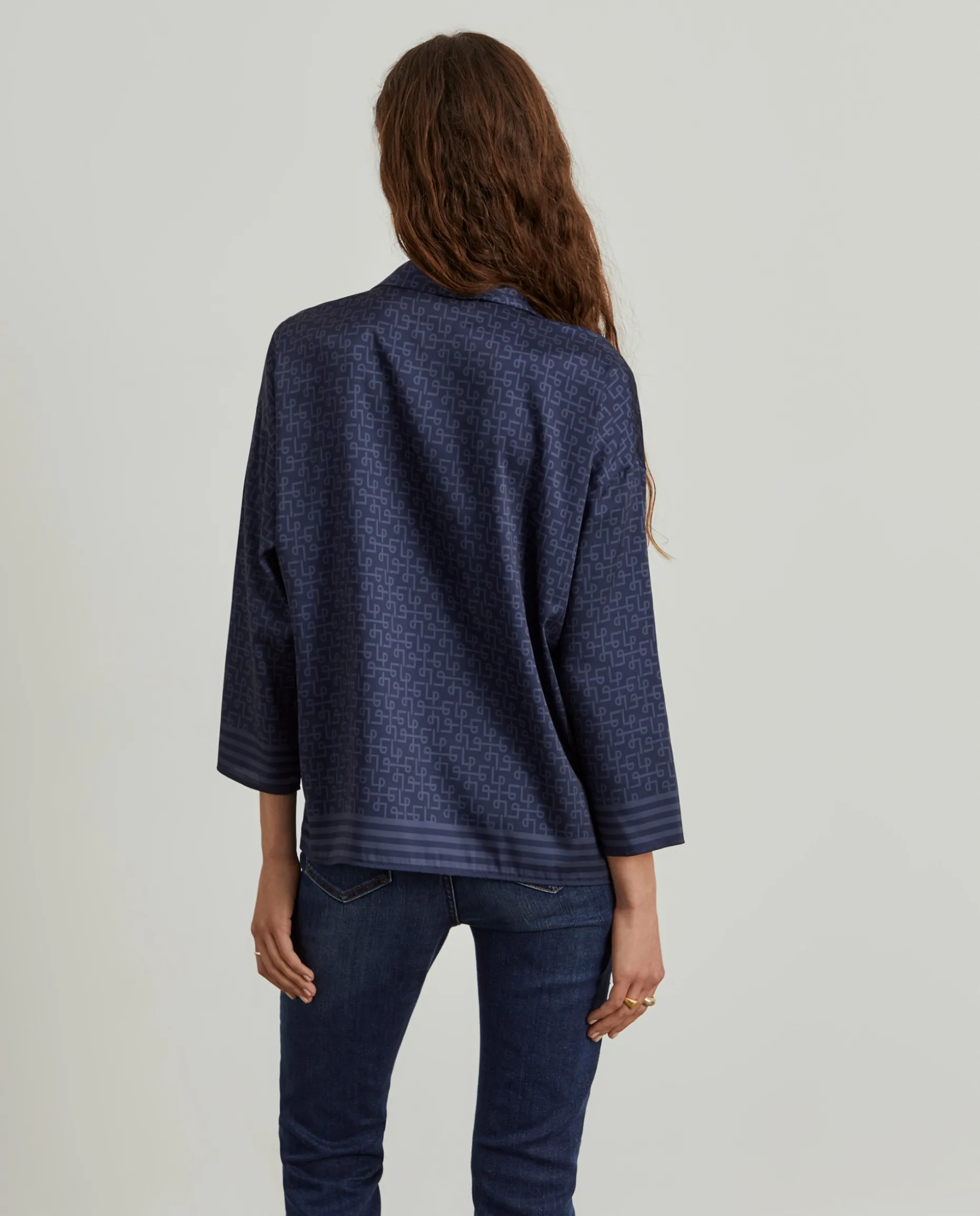 Blusa estampada com laçada