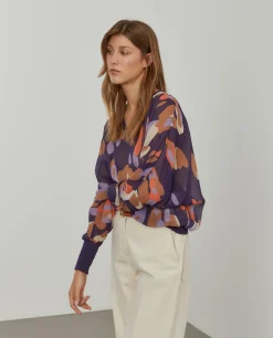 Blusa fluida estampada semi-transparente