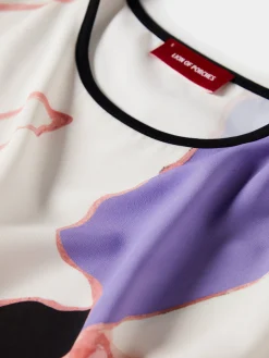 Blusa manga curta com padrão abstrato