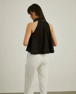 Blusa sem mangas com gola alta