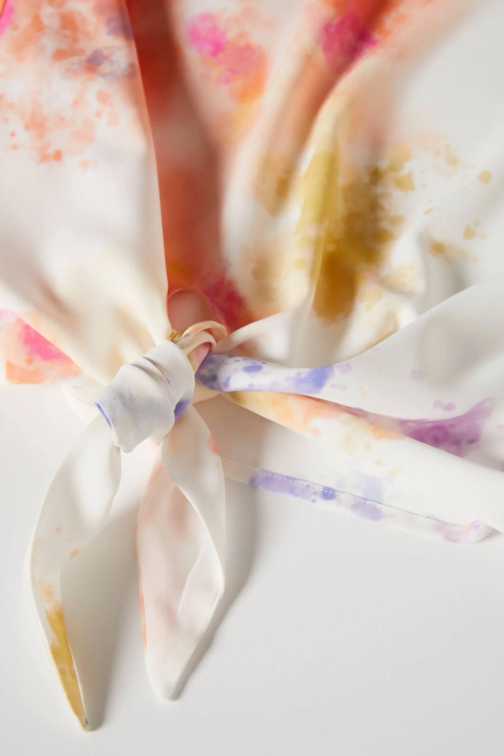 Blusa tie-dye com decote em V