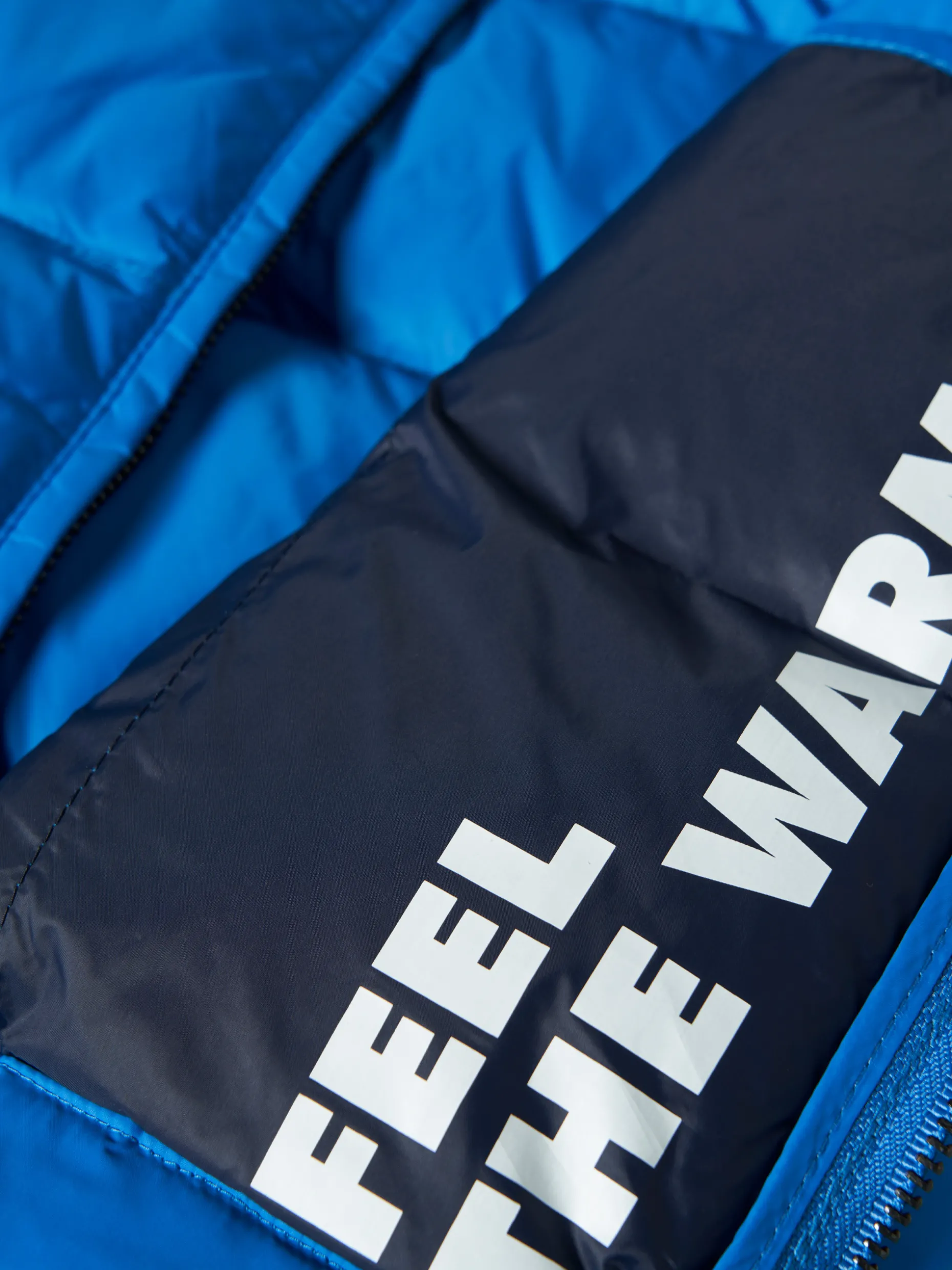 Blusão acolchoado com capuz embutido