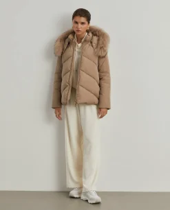 Blusão acolchoado com capuz e pelo