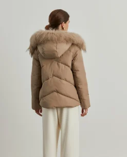 Blusão acolchoado com capuz e pelo