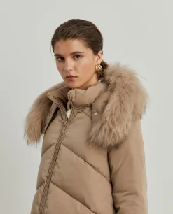 Blusão acolchoado com capuz e pelo