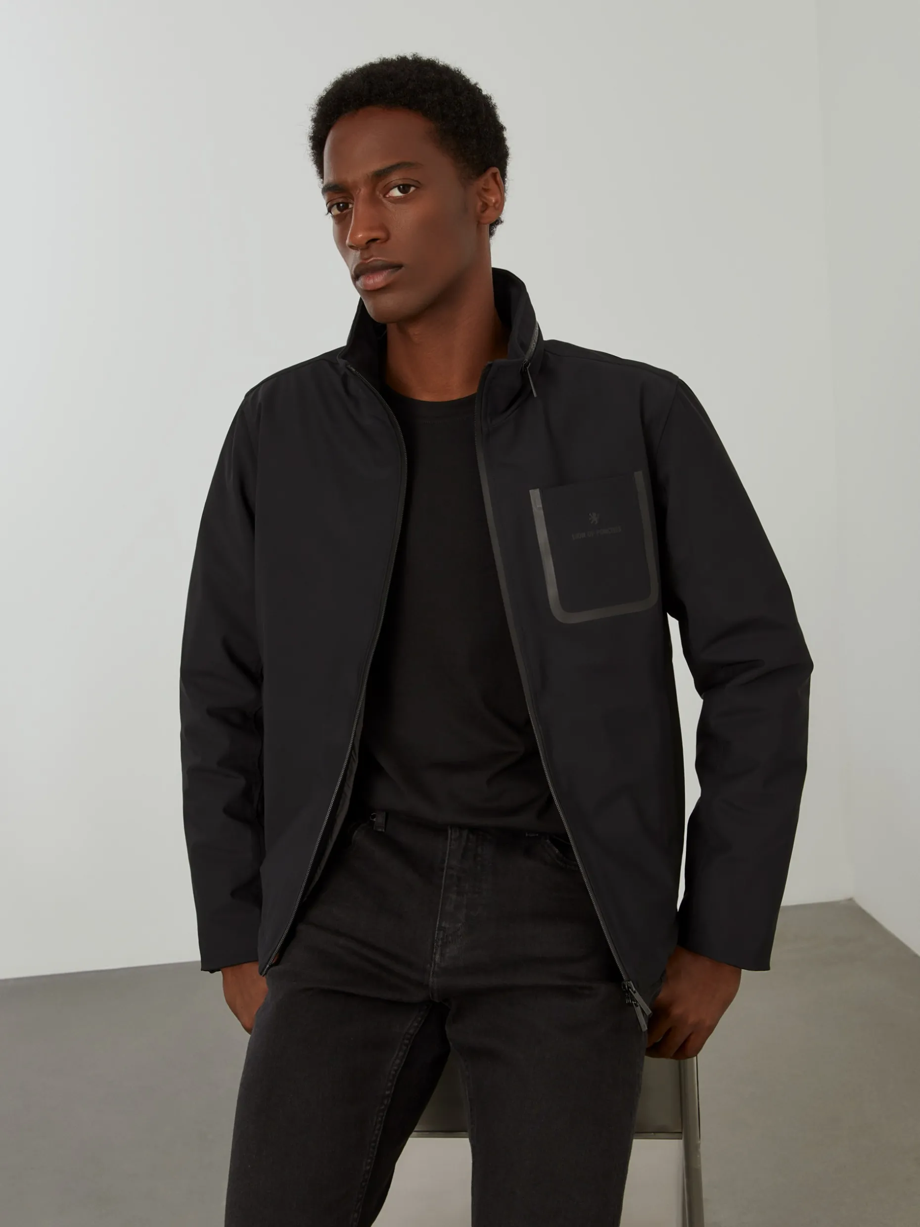 Blusão acolchoado com capuz embutido