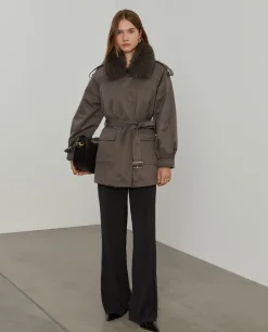 Blusão acolchoado com cinto e gola em pelo