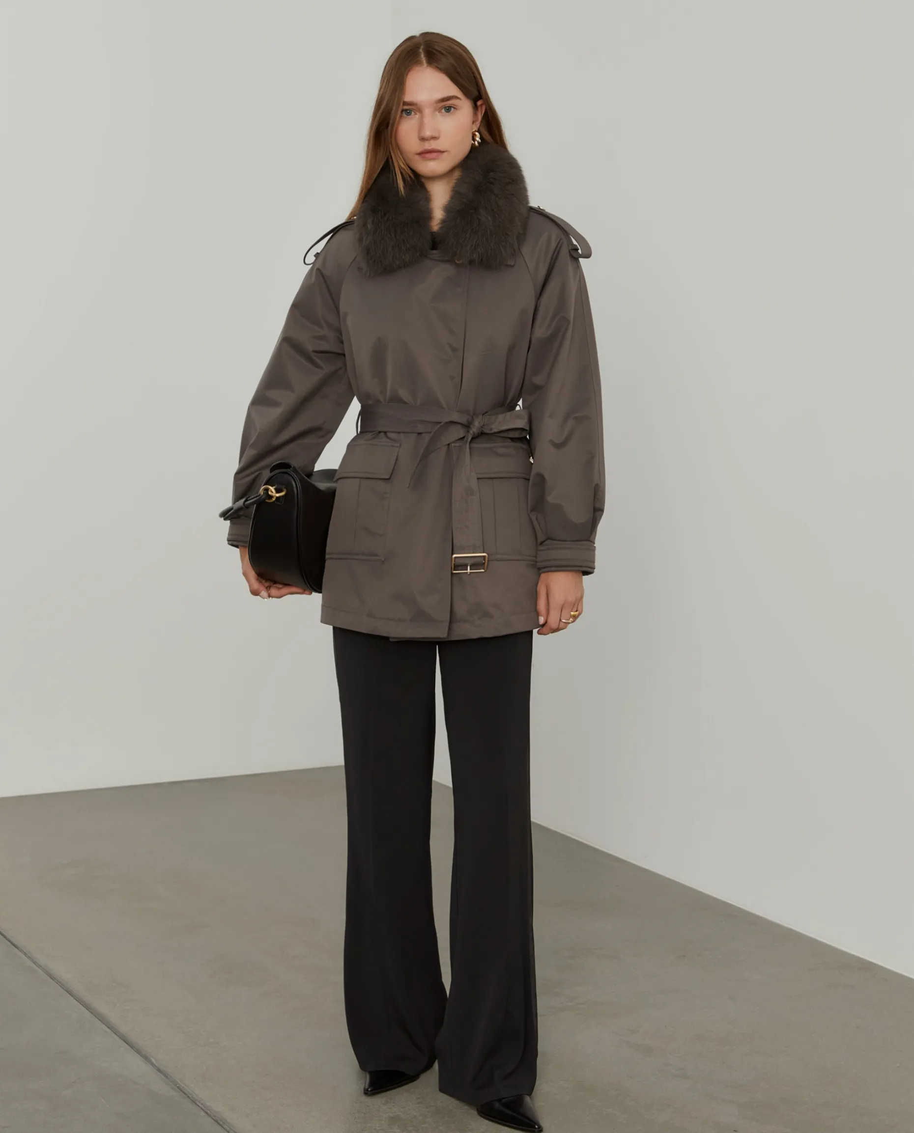 Blusão acolchoado com cinto e gola em pelo