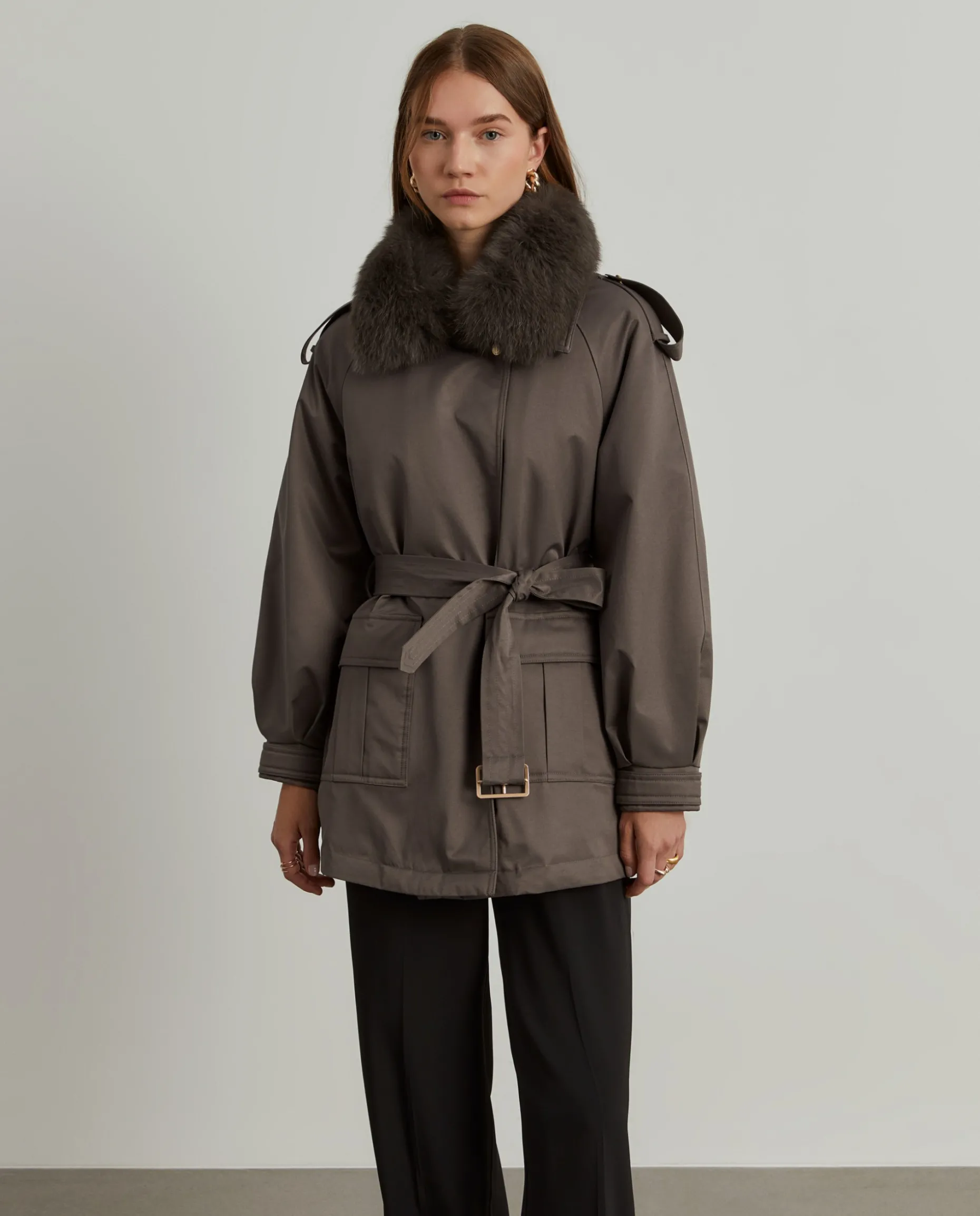 Blusão acolchoado com cinto e gola em pelo