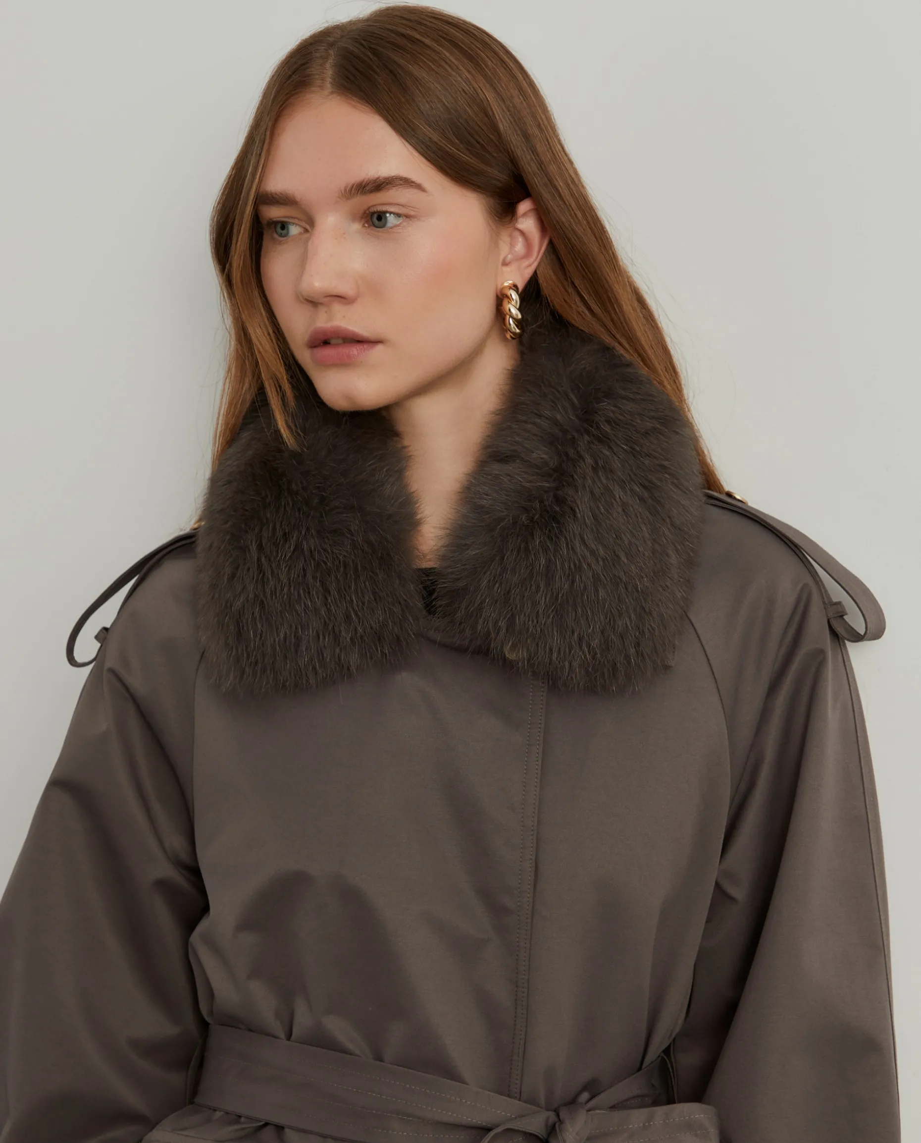 Blusão acolchoado com cinto e gola em pelo