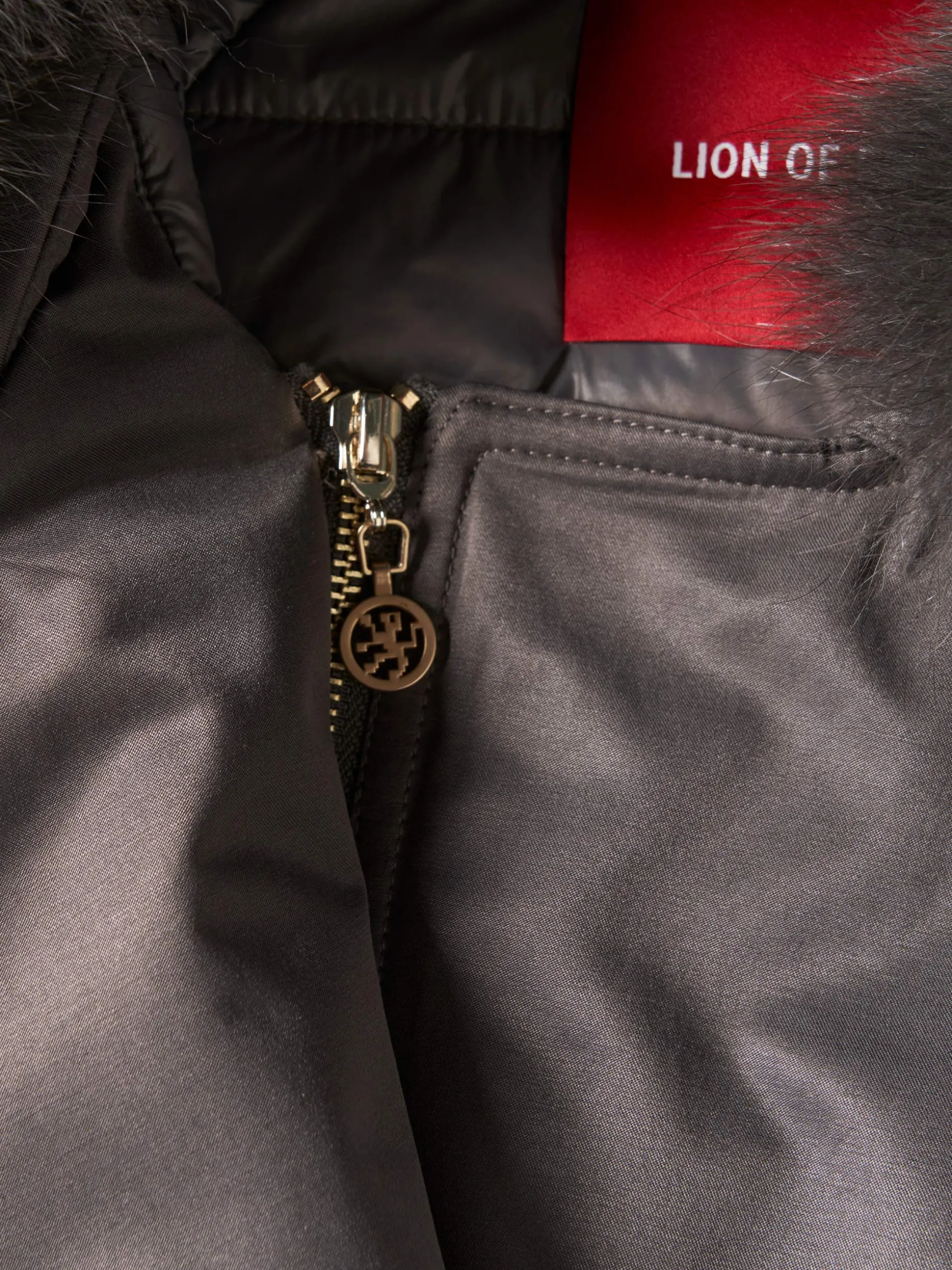 Blusão acolchoado com cinto e gola em pelo