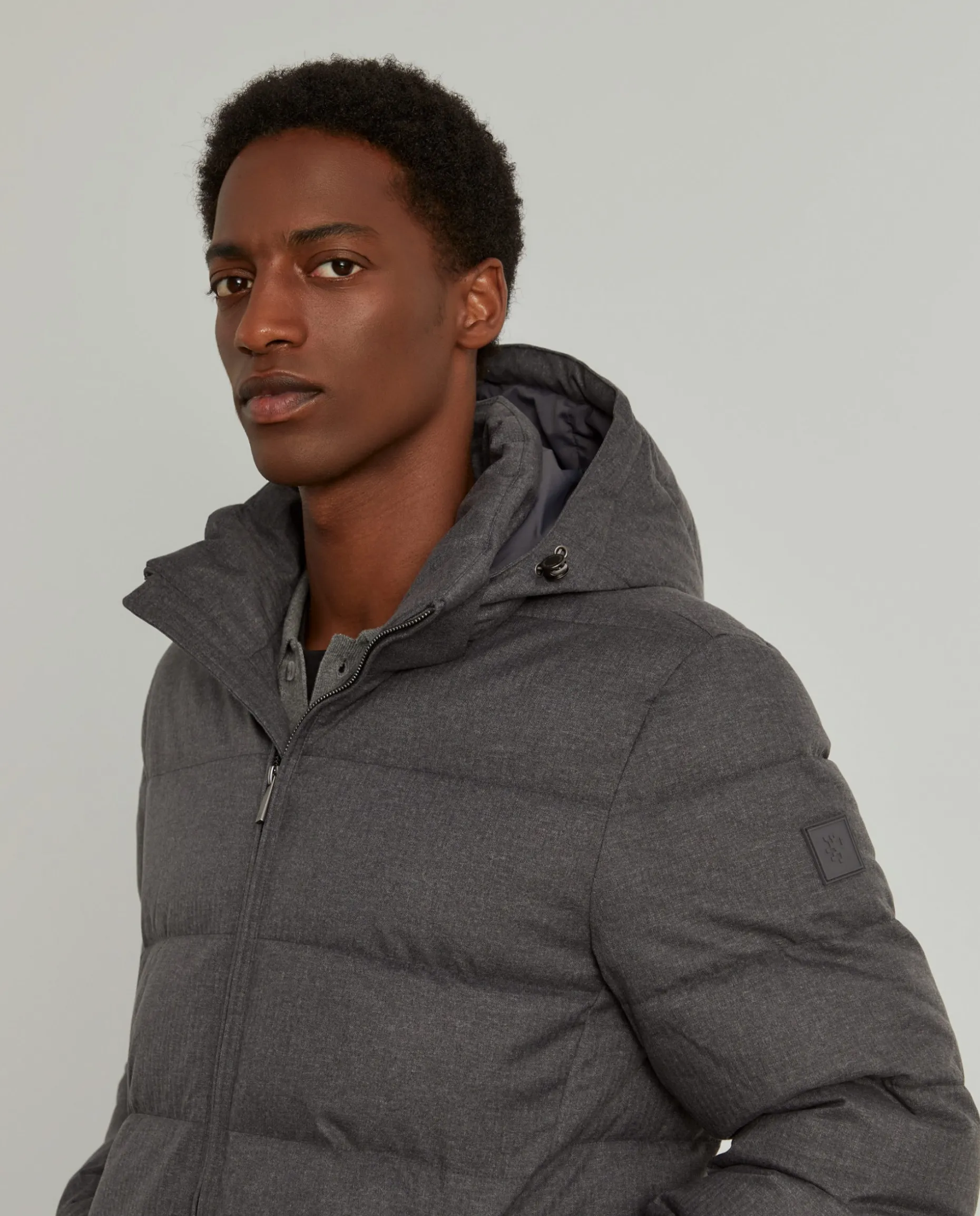 Blusão acolchoado repelente à água com capuz