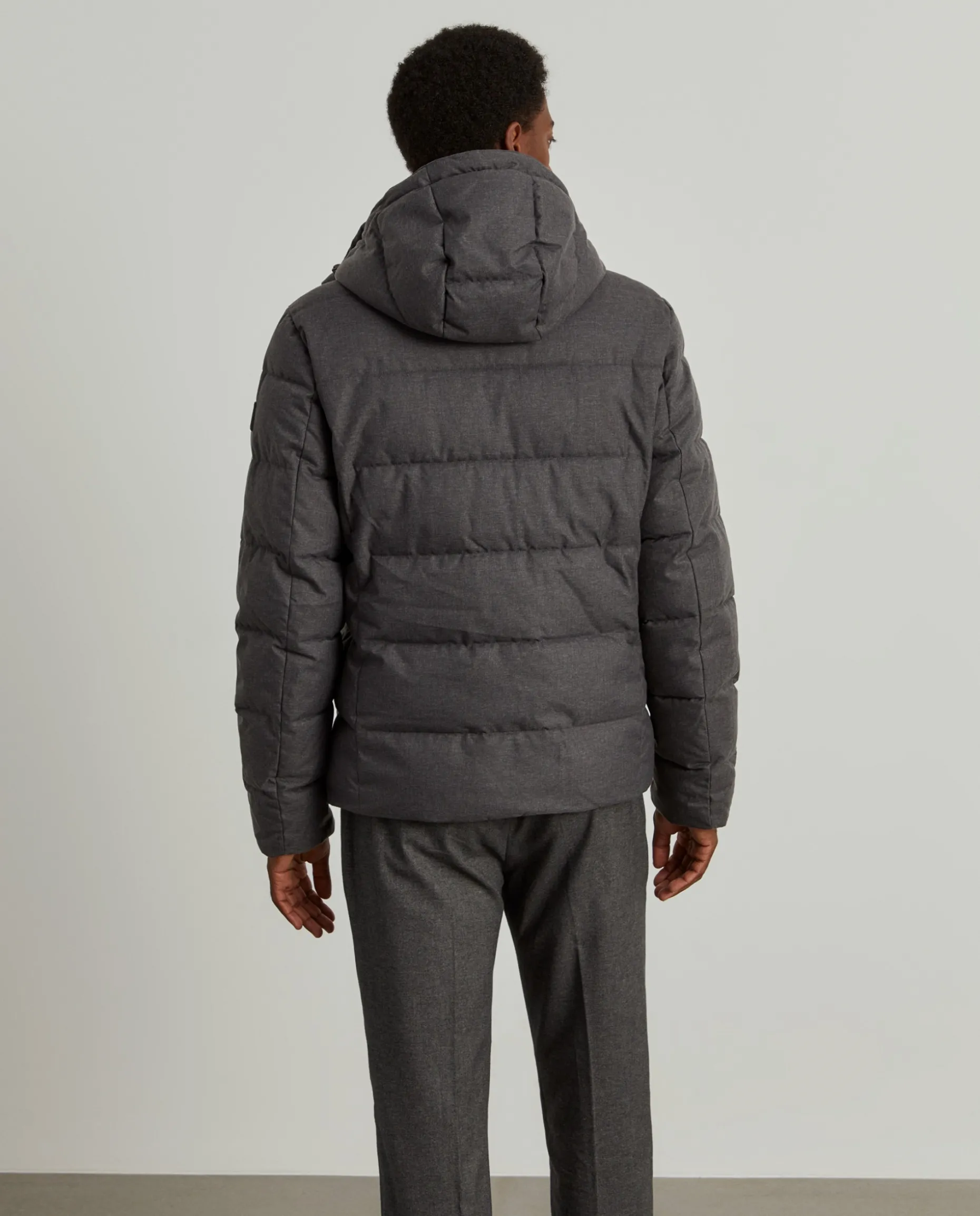 Blusão acolchoado repelente à água com capuz