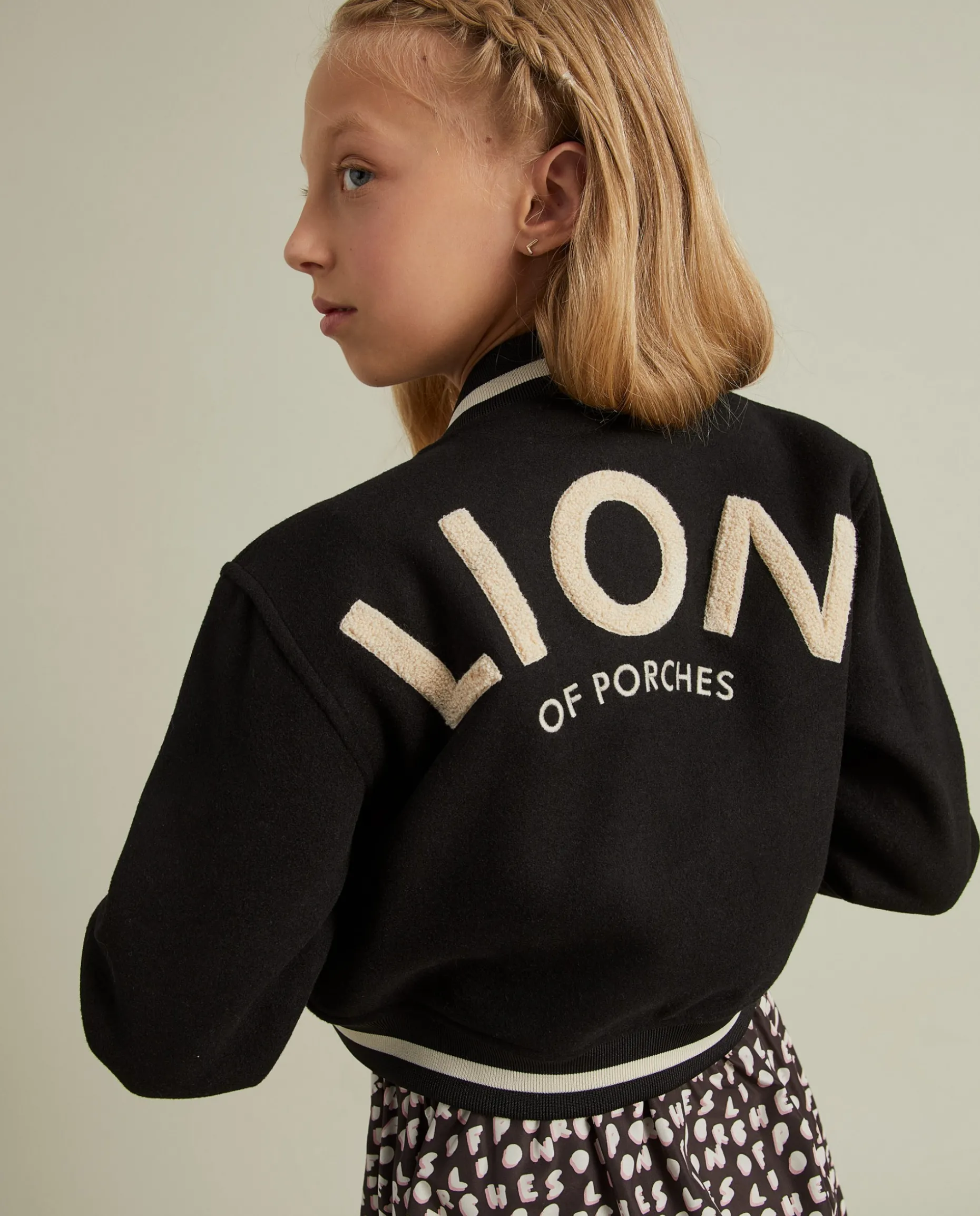 Blusão bomber com leão no peito