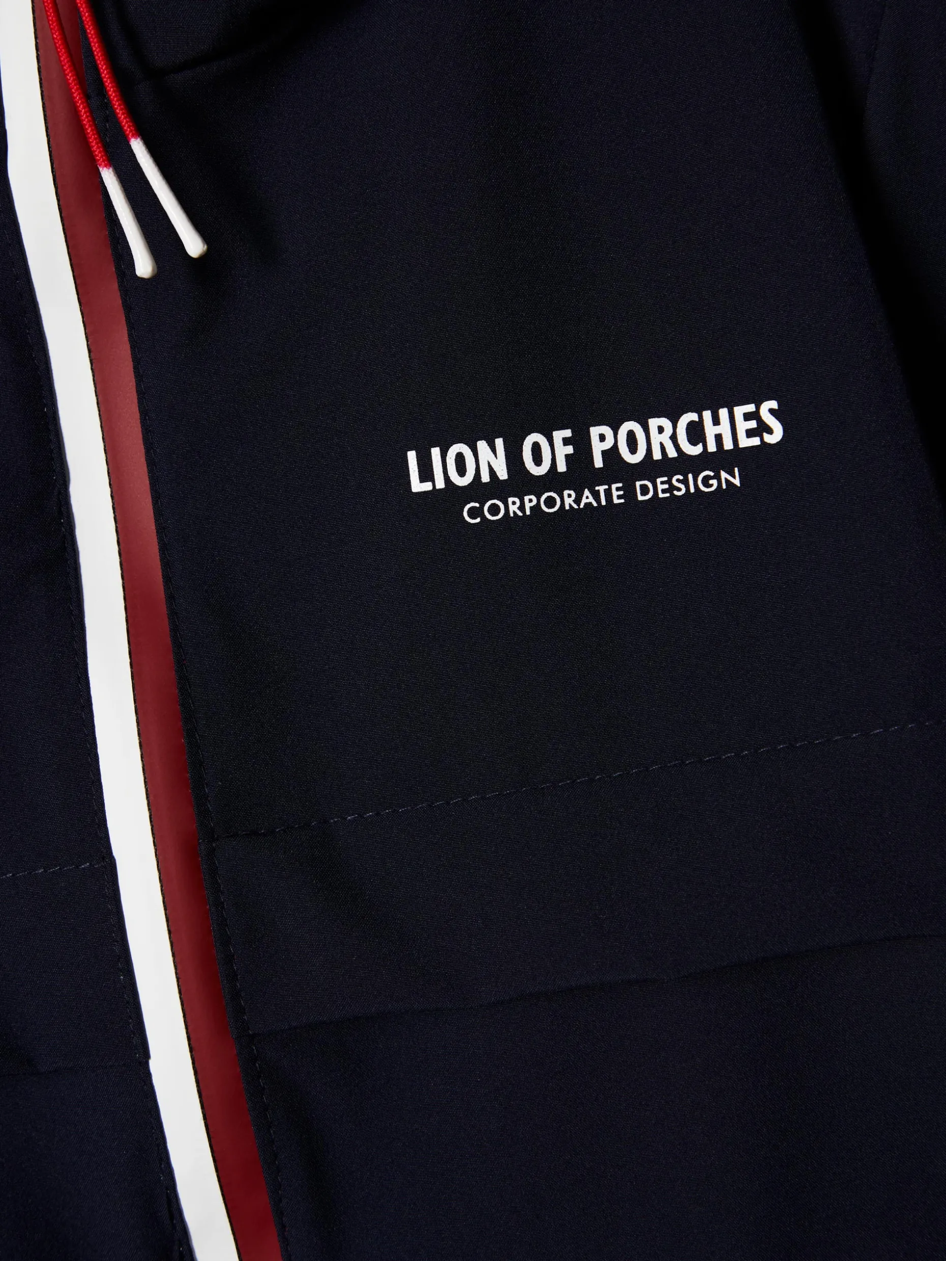 Blusão com capuz e riscas em contraste