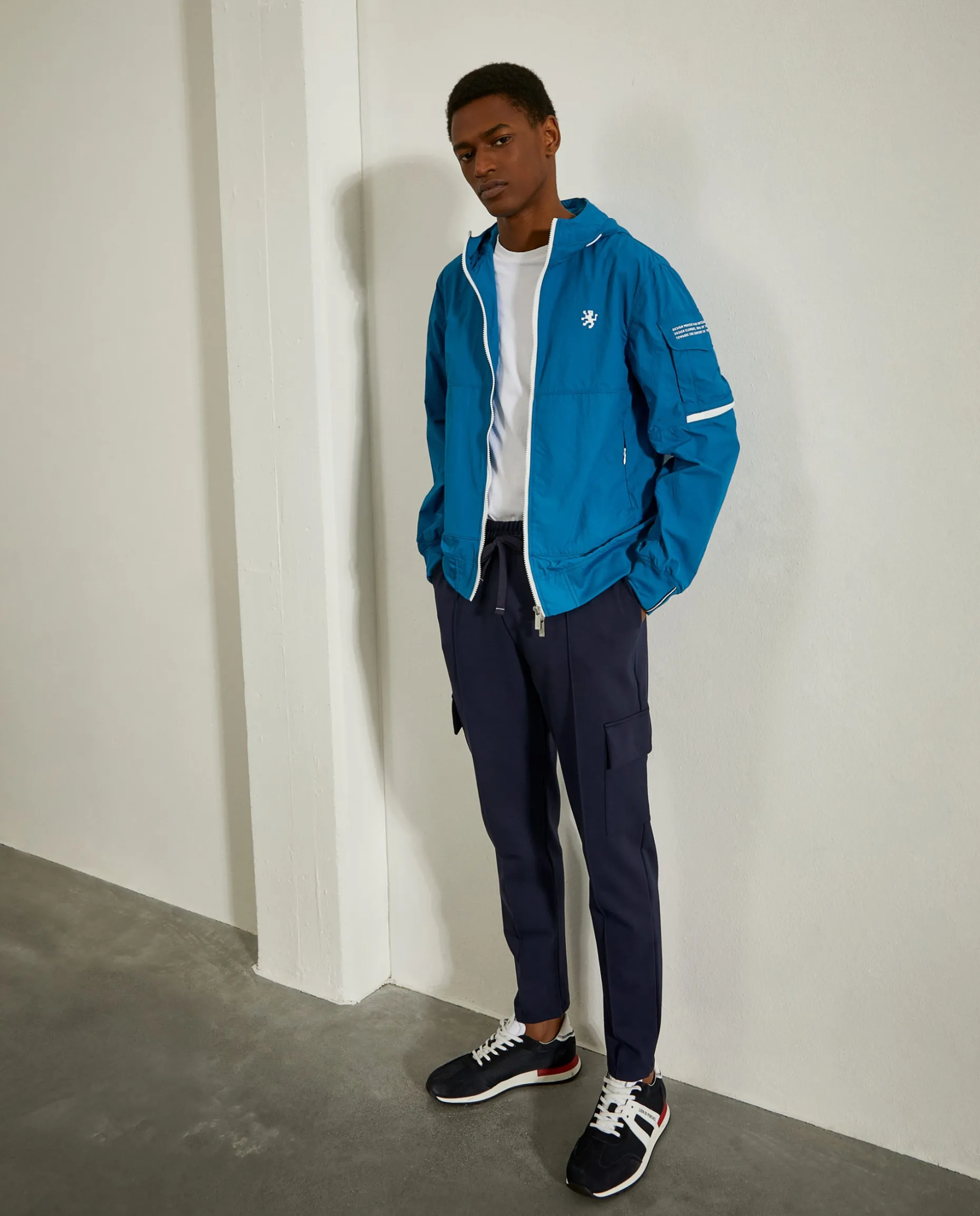 Blusão com capuz em tecido técnico