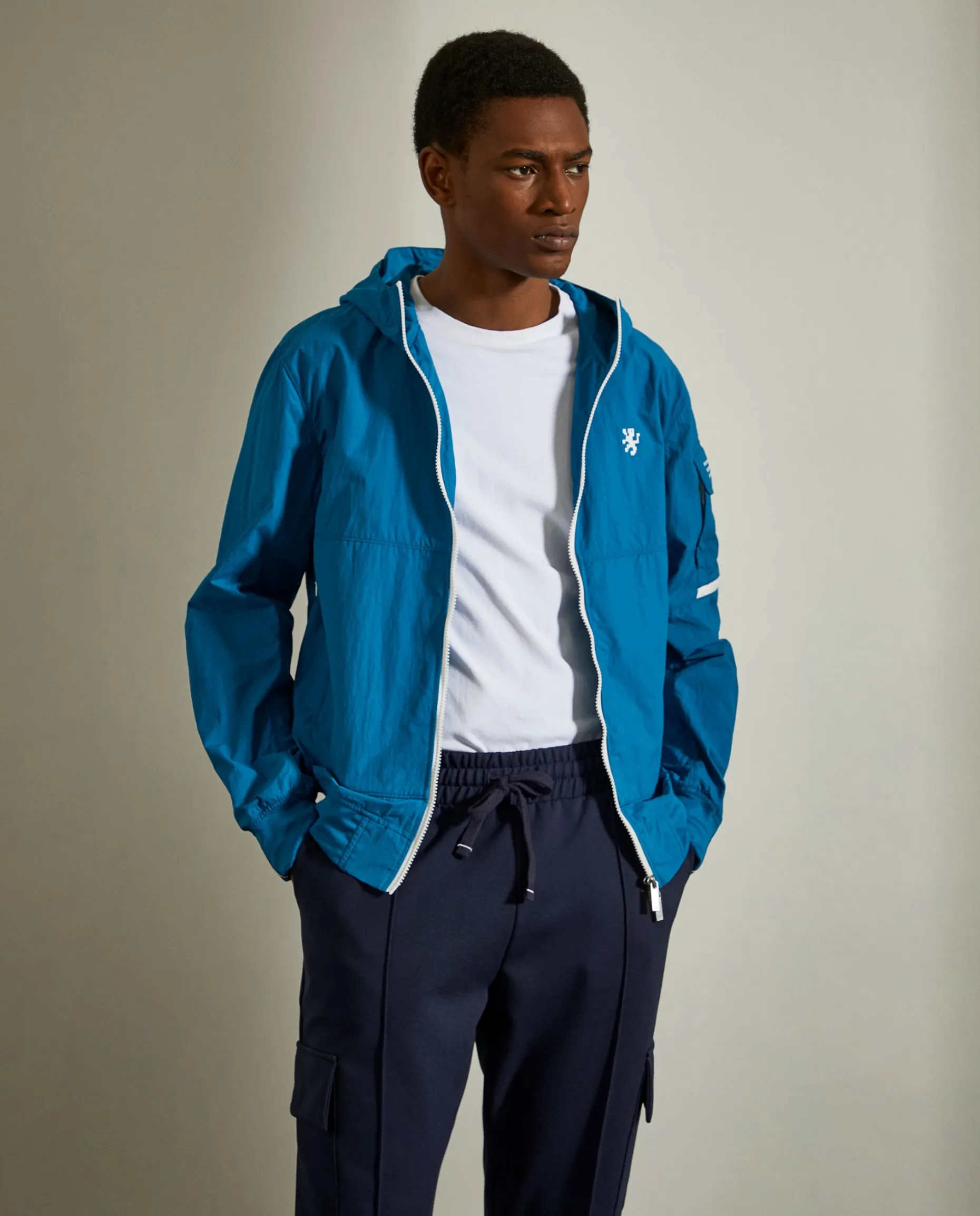 Blusão com capuz em tecido técnico