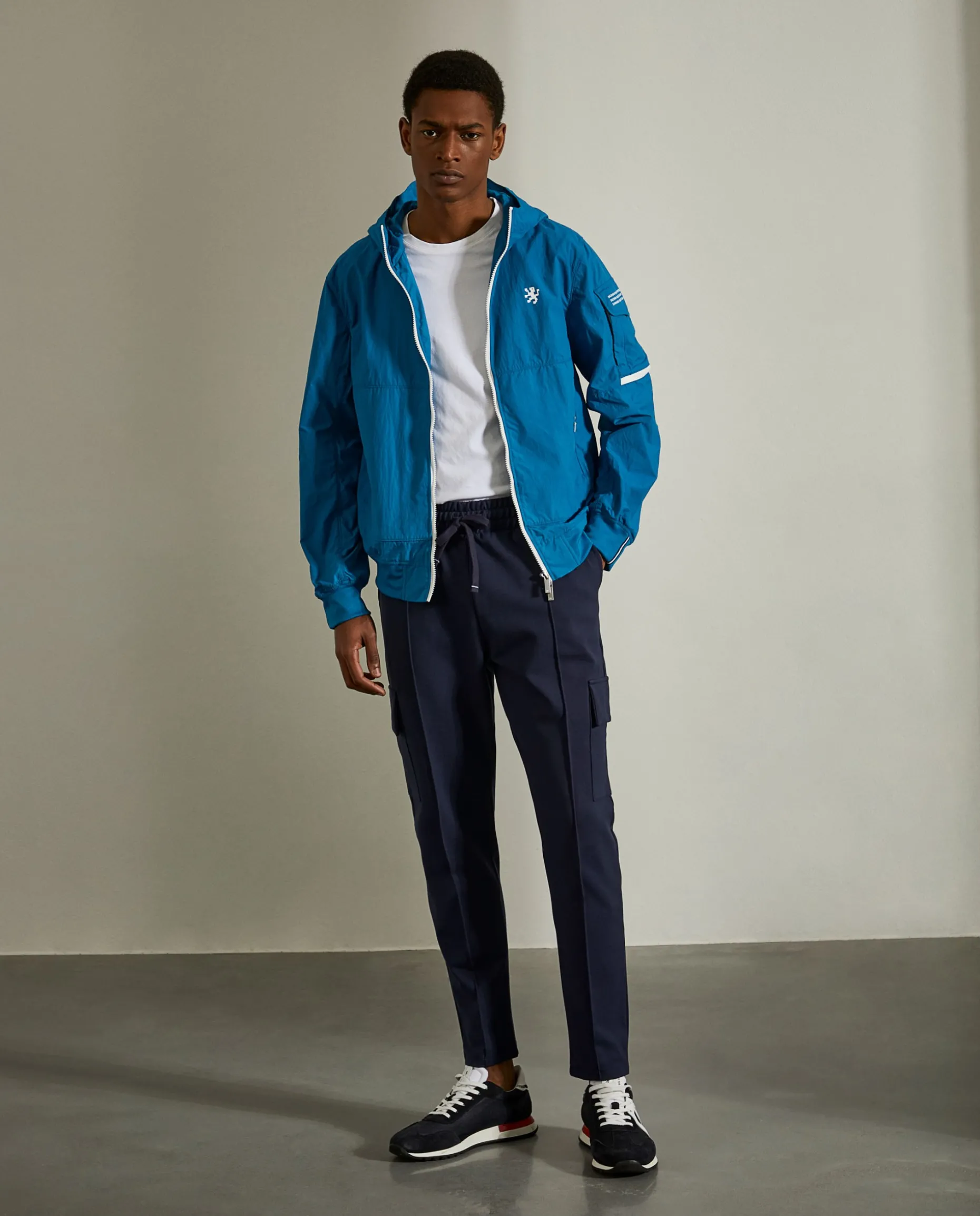 Blusão com capuz em tecido técnico