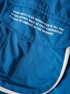 Blusão com capuz em tecido técnico