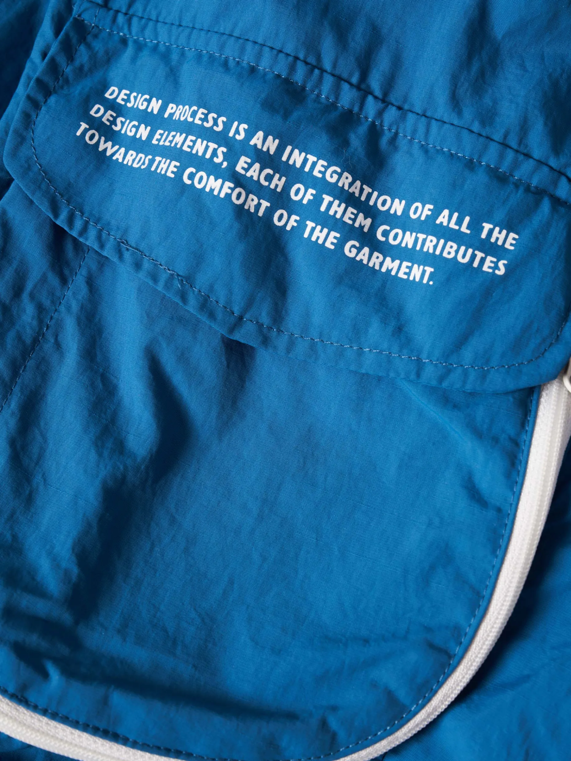 Blusão com capuz em tecido técnico