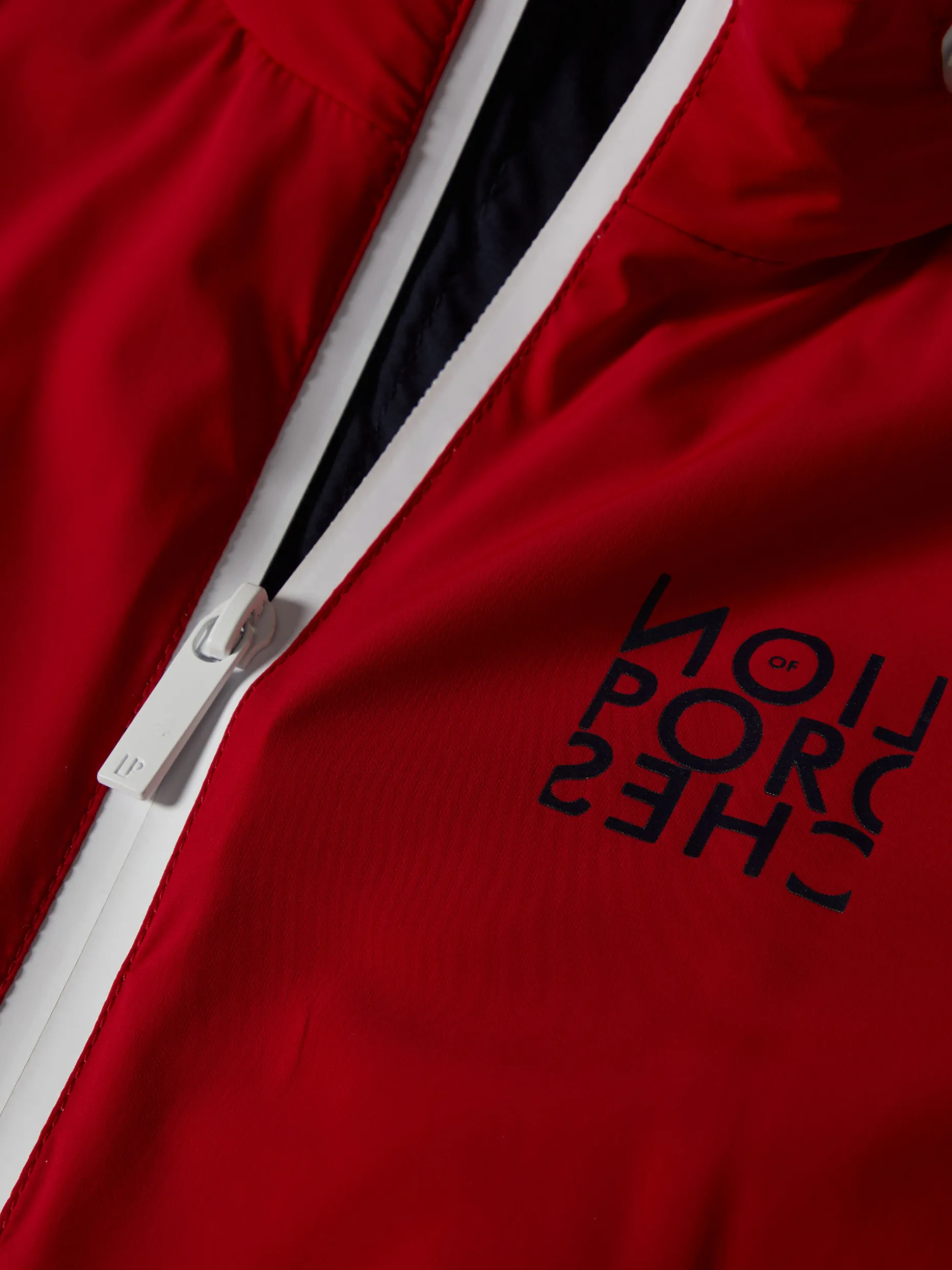 Blusão com capuz embutido