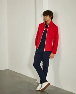 Blusão com capuz embutido na gola