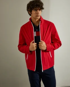 Blusão com capuz embutido na gola