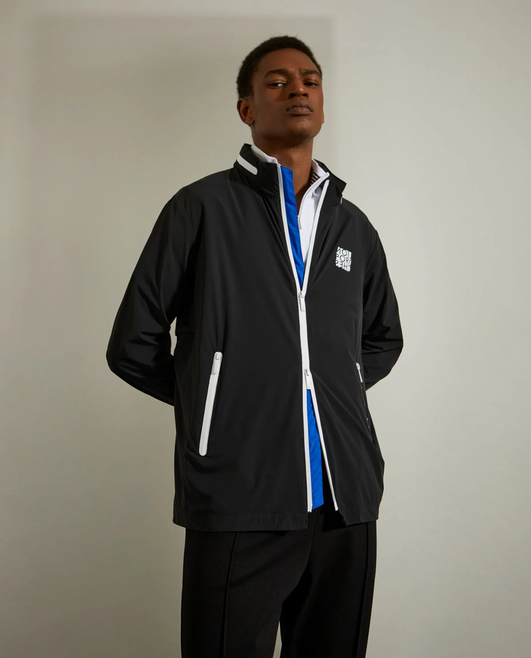 Blusão com capuz embutido em tecido técnico