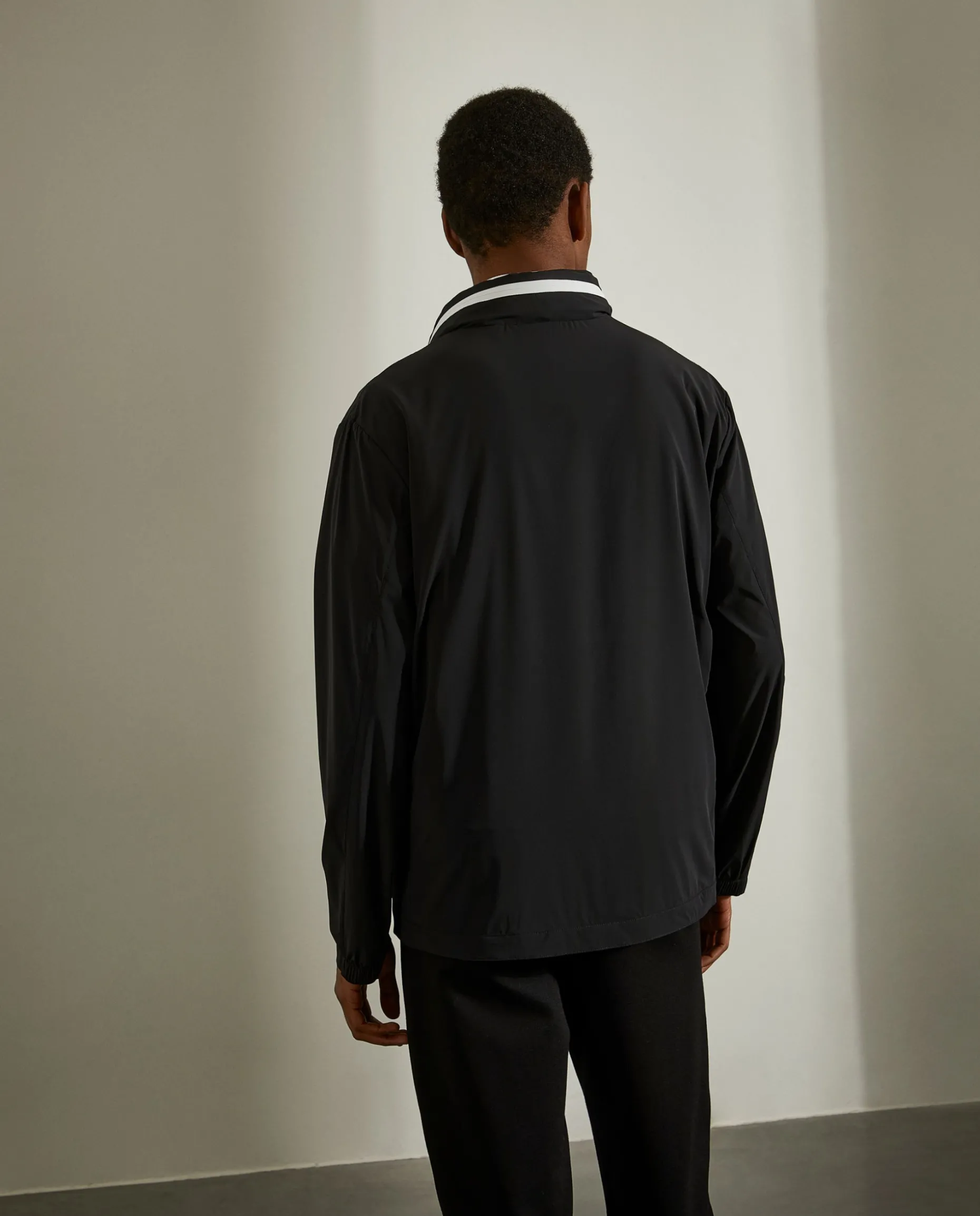 Blusão com capuz embutido em tecido técnico