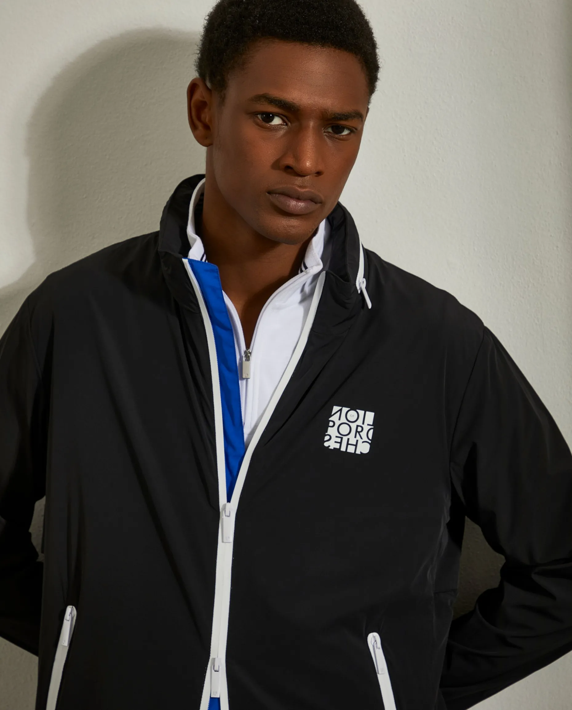 Blusão com capuz embutido em tecido técnico