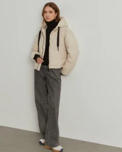 Blusão curto acolchoado com capuz