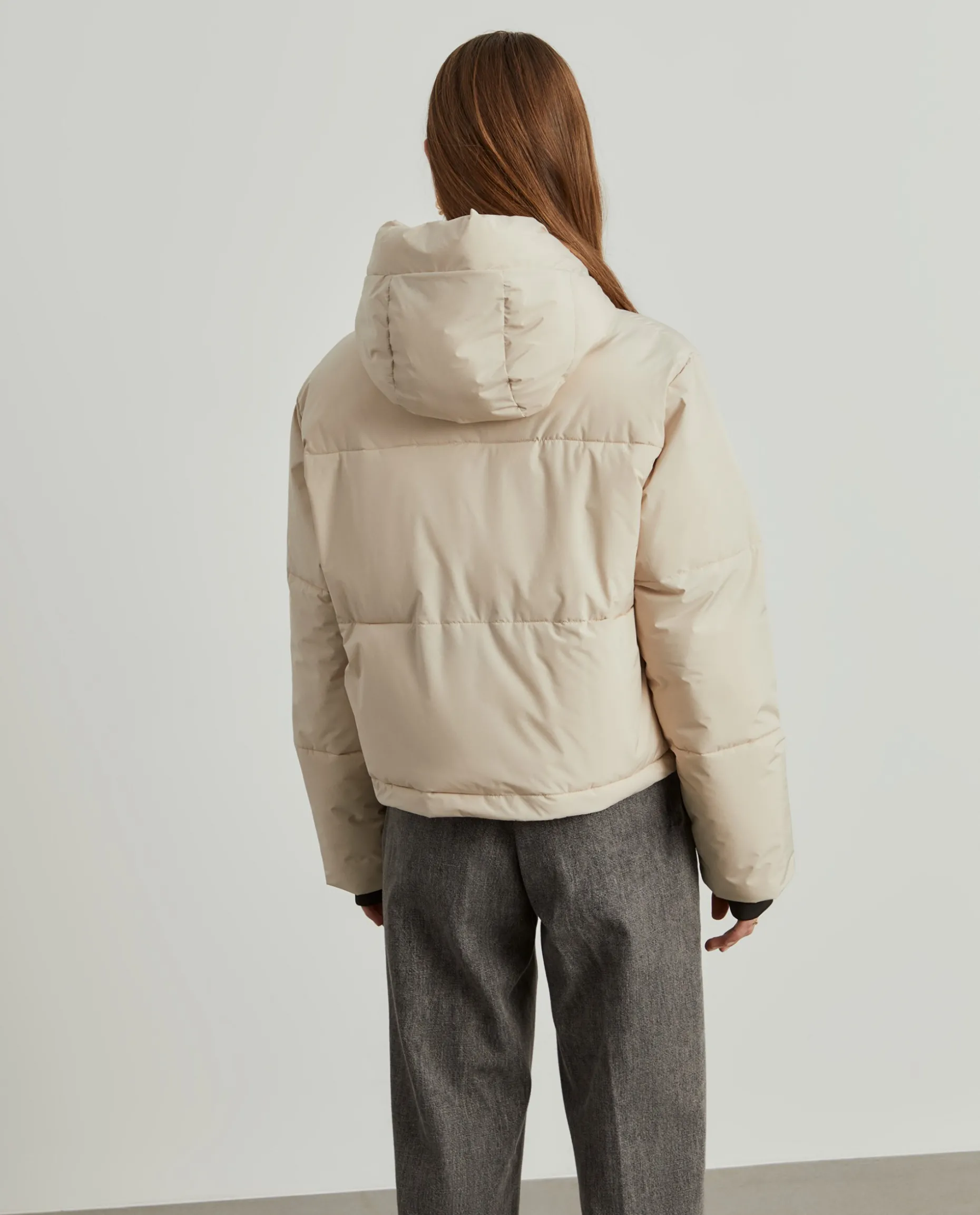 Blusão curto acolchoado com capuz