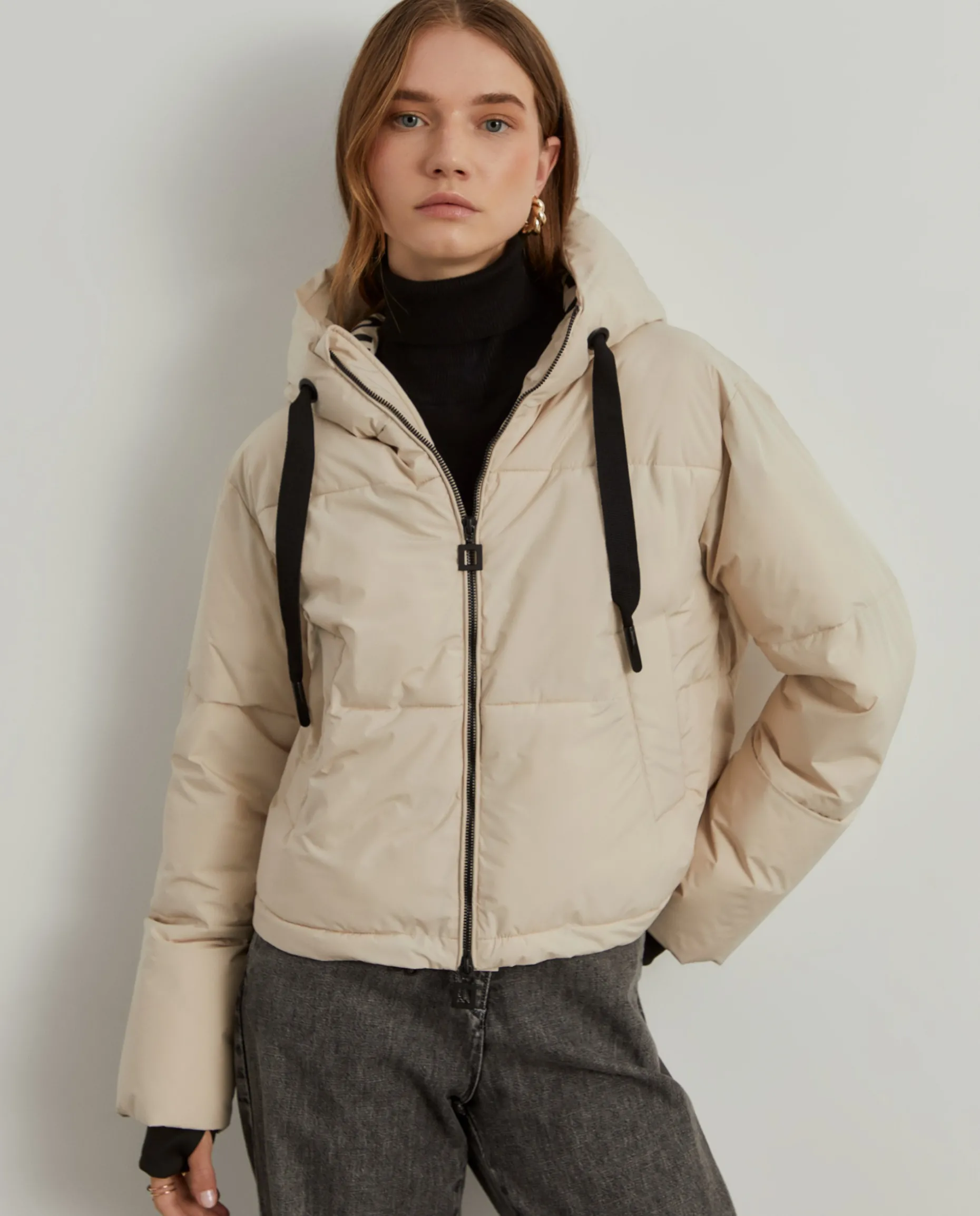 Blusão curto acolchoado com capuz