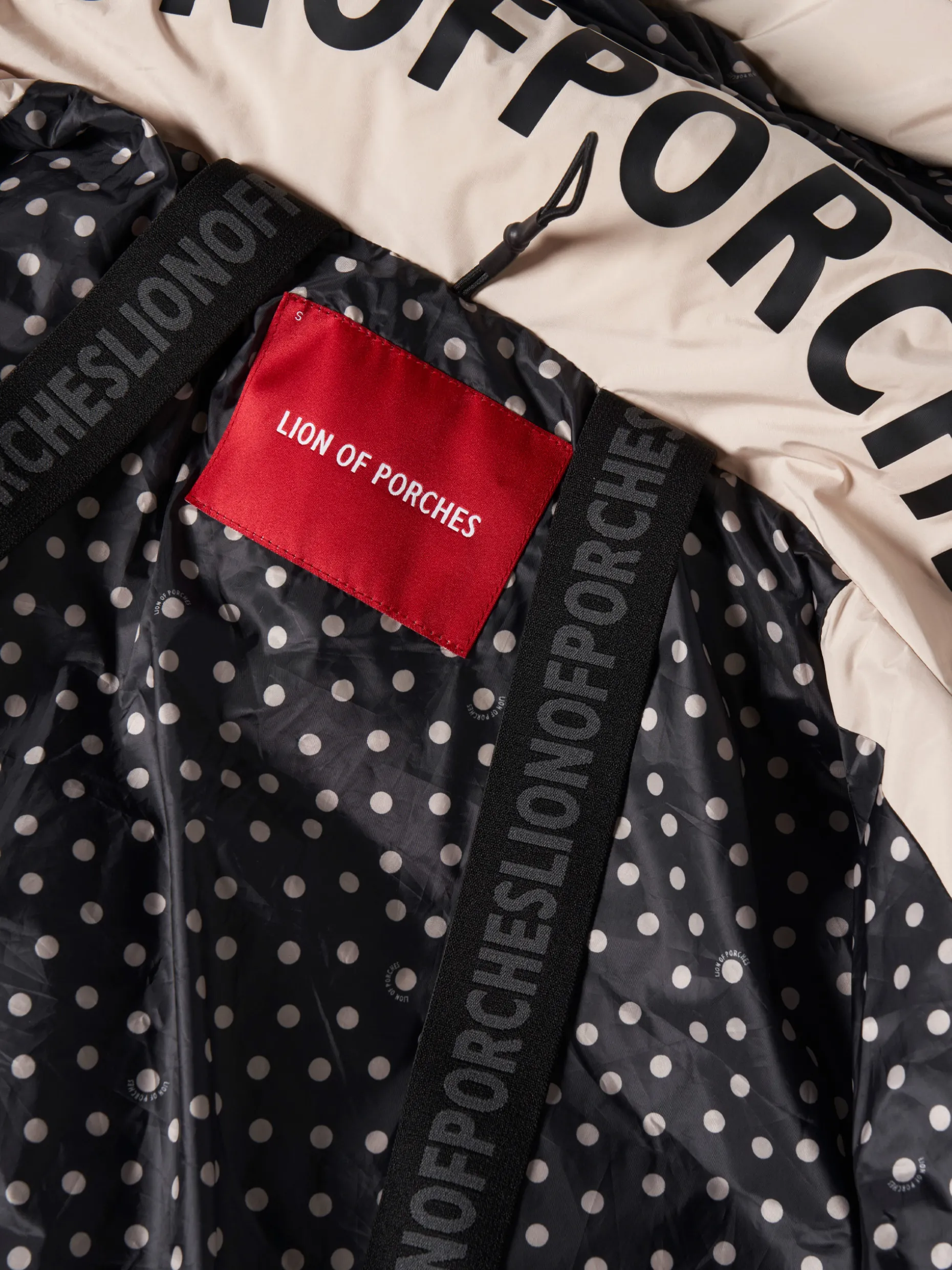 Blusão curto acolchoado com capuz