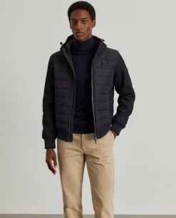 Blusão de malha com capuz e frente em tecido técnico