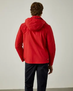 Blusão em tecido técnico com capuz embutido