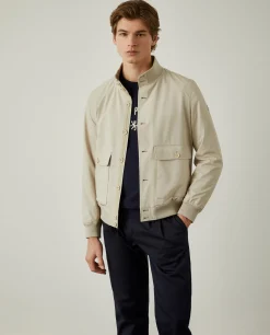 Blusão em tecido técnico com gola subida