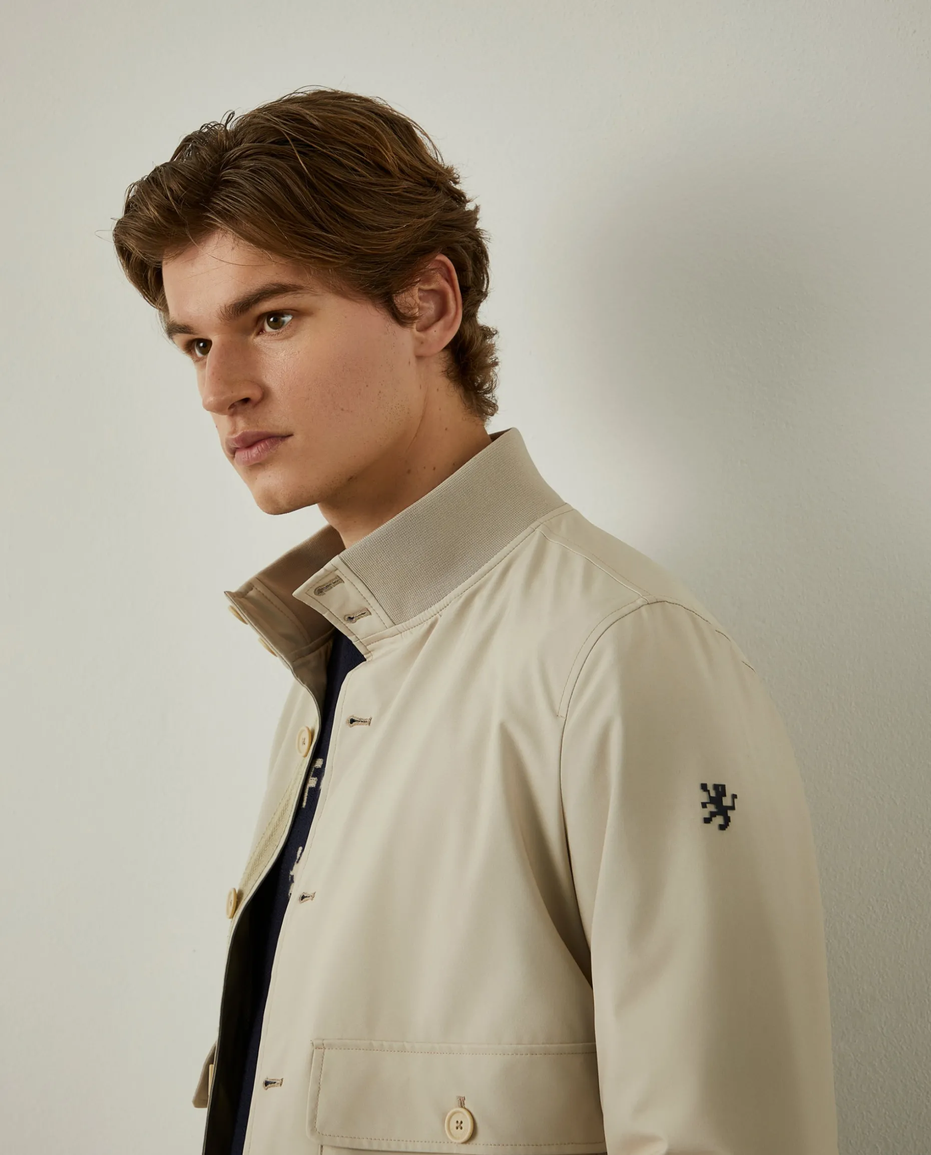 Blusão em tecido técnico com gola subida