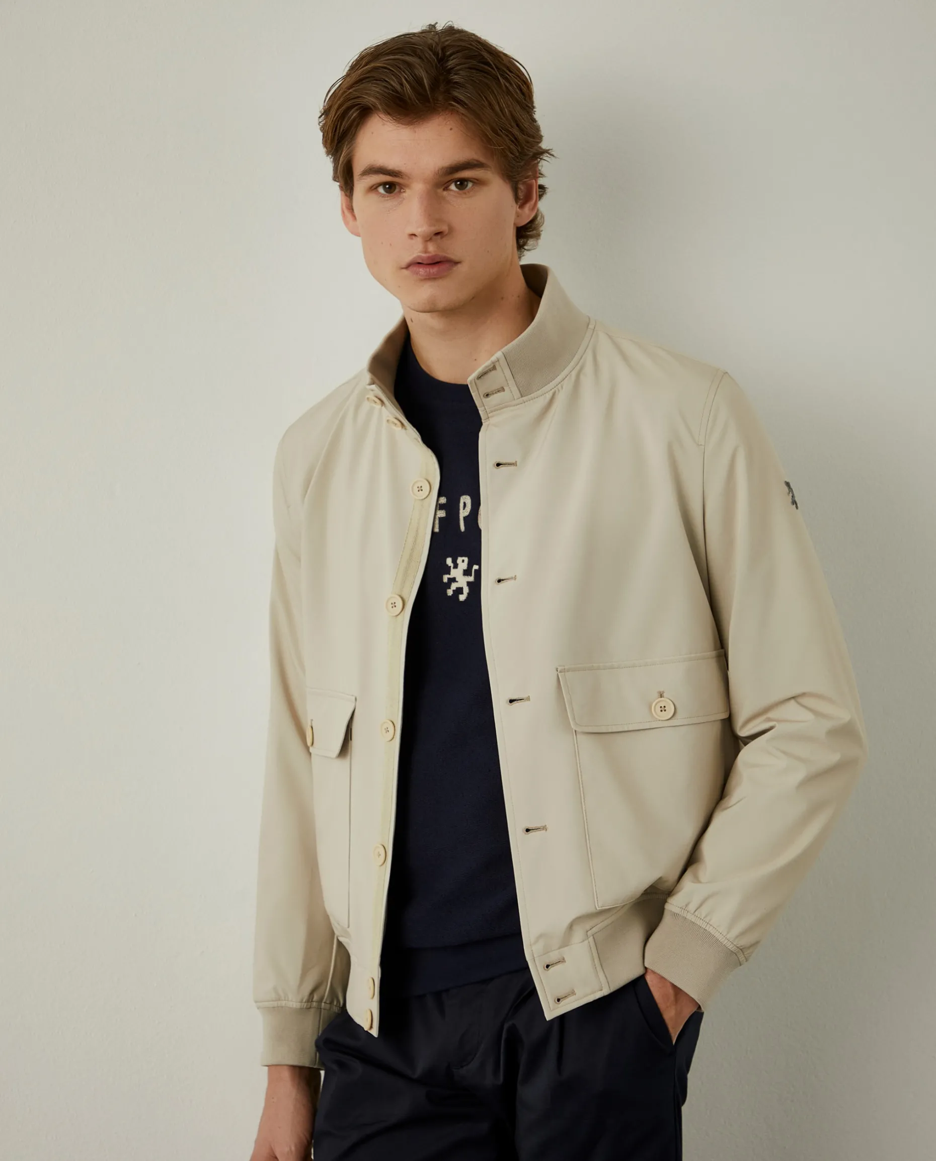 Blusão em tecido técnico com gola subida