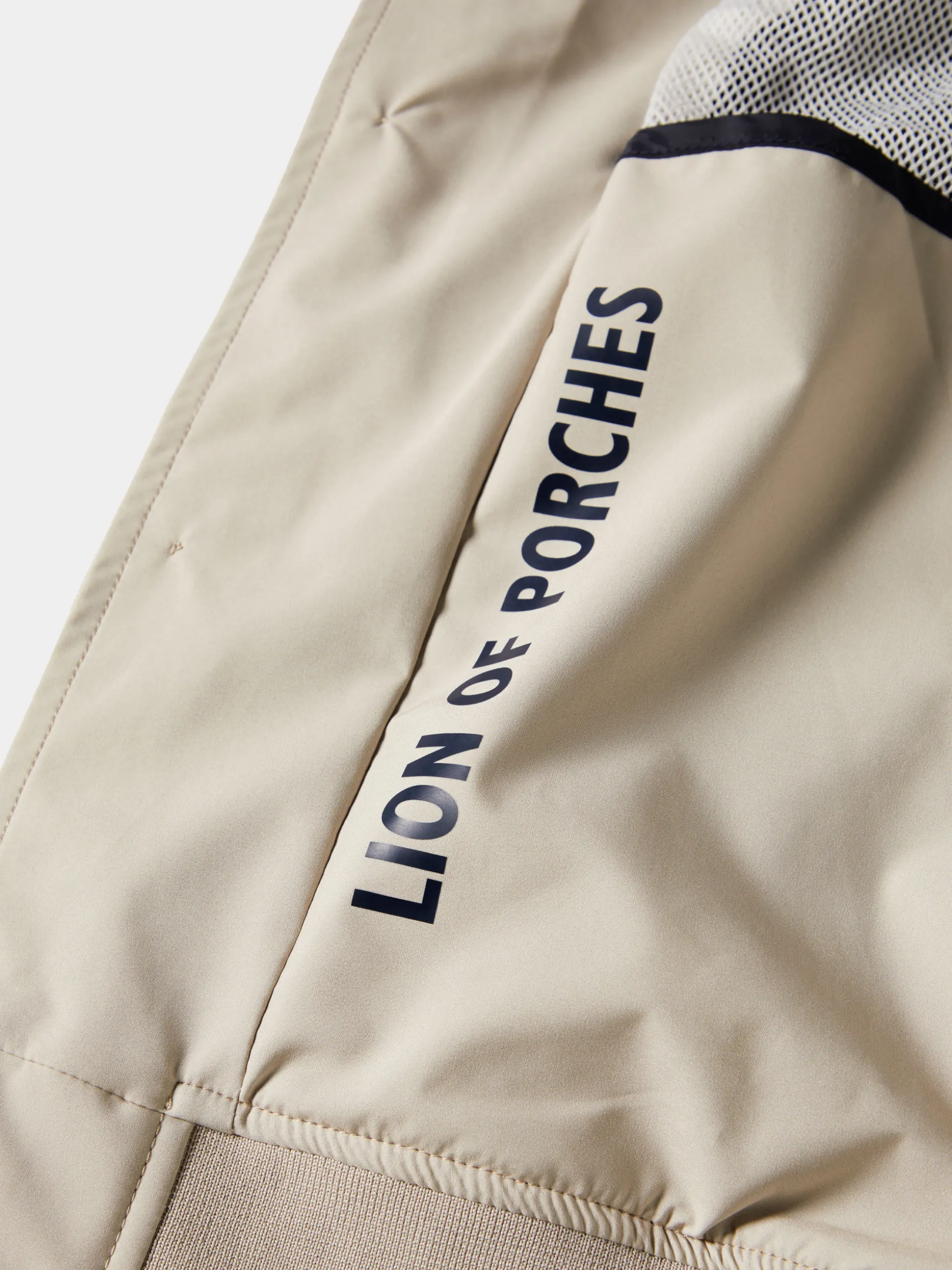 Blusão em tecido técnico com gola subida